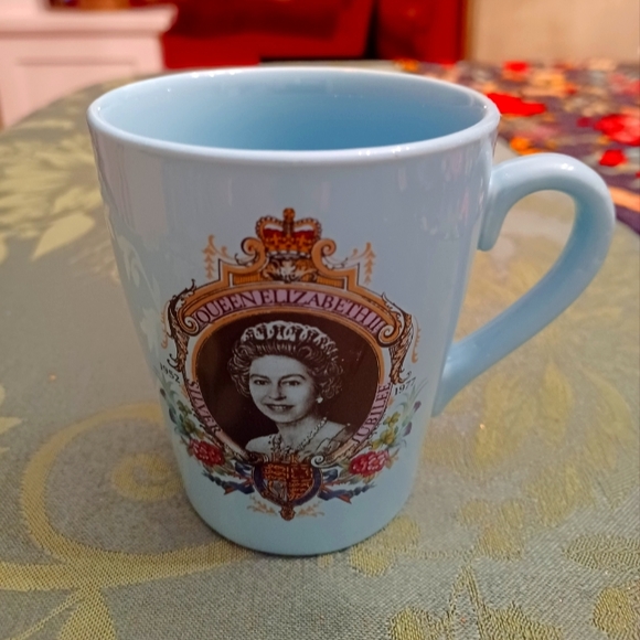 Queen Elizabeth Silver Jubilee Tams of England Mug - Picture 1 of 5